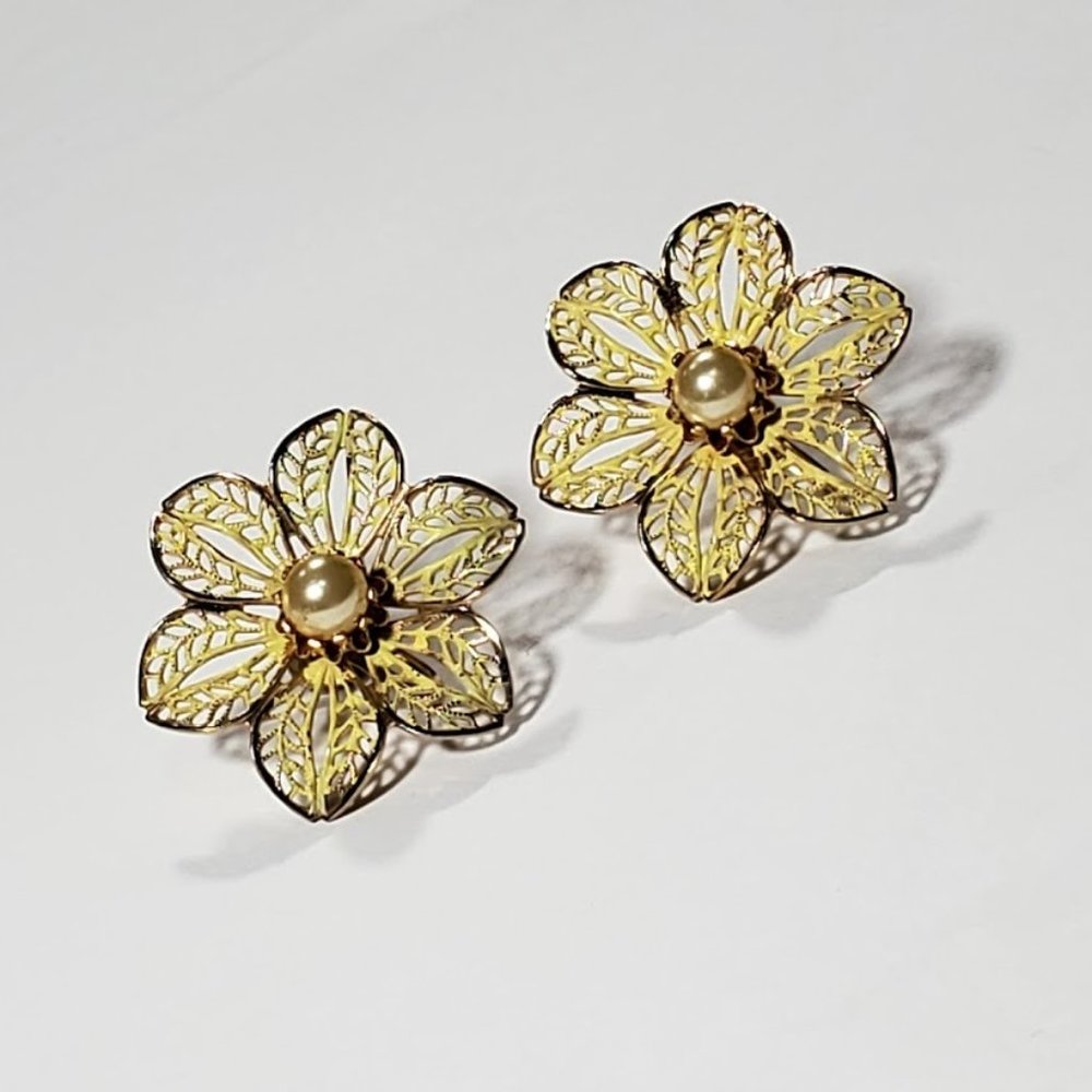 Vtg Signed Marino Pearl Flower Screwback Earrings